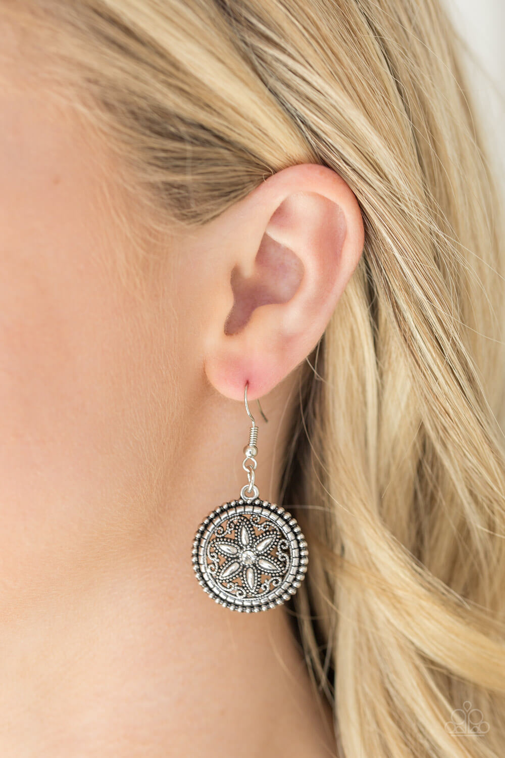 Written In The STAR LILIES - White Necklace Set - Princess Glam Shop