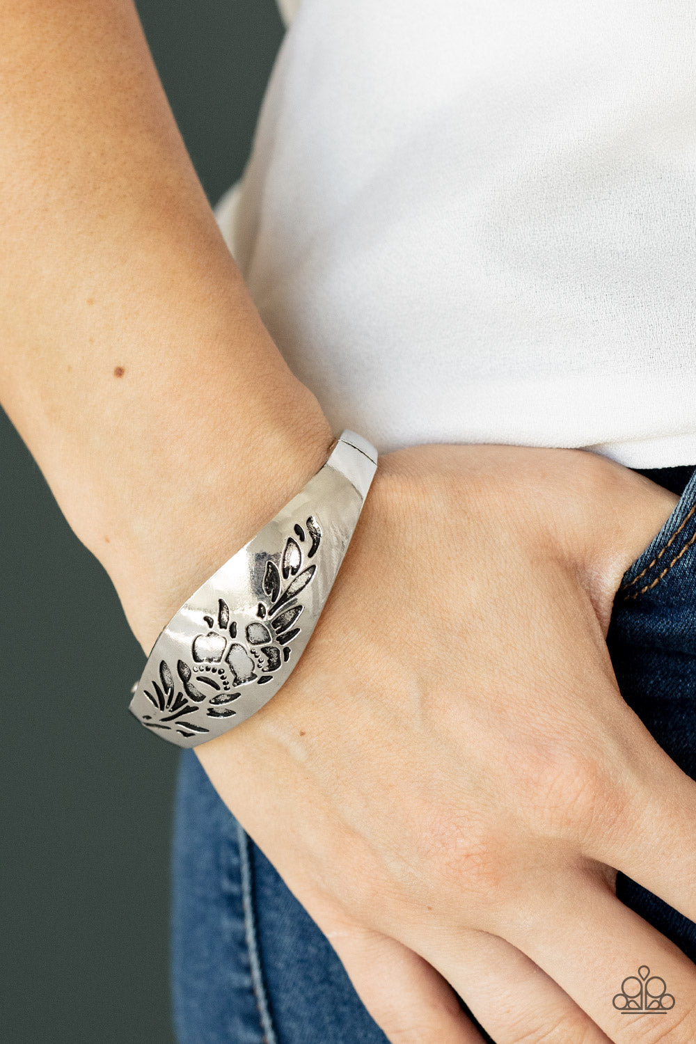 Fond of Florals - Silver Hinge Bangle Bracelet - Princess Glam Shop