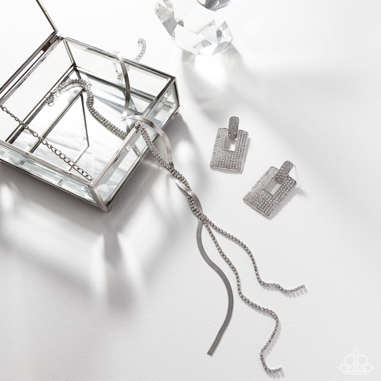 Fiercely 5th Avenue - White 2 Piece Complete Look October 2025 Fashion Fix Combo